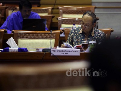 Seleksi Pembuatan Makalah Calon Hakim MK
