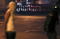 Hingga hari ini sudah ada 13 korban tewas dan ratusan orang mengalami luka-luka. (REUTERS/Carlos Garcia Rawllins).     