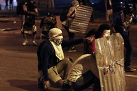 Dalam bentrokan tersebut para demonstran menggunakan batu untuk menyerang aparat kepolisian. (REUTERS/Carlos Garcia Rawllins).