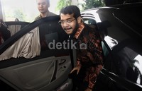Anwar Usman terlihat turun dari mobil saat tiba di KPK pagi ini. Lamhot Aritonang/detikFoto.     