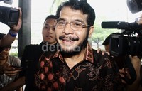 Menurut Anwar Usman kehadirannya bersama Maria dan Kasianur untuk memberikan kesaksian untuk tersangka Ratu Atut Chosiyah. Lamhot Aritonang/detikFoto.     