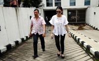 Maia datang dengan mengenakan pakaian berwarna putih.
