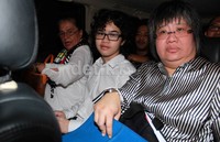 Dalam sidang ini, nenek Dul juga terlihat mendampingi sang cucu.