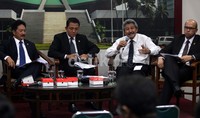 Ketua Pansus RUU Keinsinyuran Rully Chaerul Azwar (kiri) bersama Wamen Pekerjaan Umum Hermanto Dardak (dua kanan), Ketua Umum Persatuan Insinyur Indonesia (PII) Bobby Gafur Umar (dua kiri) dan Sekjen PII Danang Parikesit menjadi narasumber dalam Forum Legislasi RUU Keinsinyuran di Kompleks Parlemen Senayan, Jakarta, Selasa (25/2/2014).