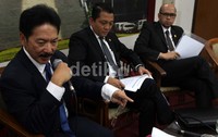 Rully Chaerul Azwar menyampaikan pendapatnya.