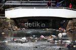 Kolam Taman Langsat Dipenuhi Sampah