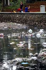 Kolam Taman Langsat Dipenuhi Sampah