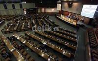 Setelah rapat dimulai, barulah anggota yang lain datang berbondong-bondong masuk ke ruang rapat.