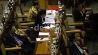 Anggota DPR Rieke Diah Pitaloka menyampaikan interupsi.