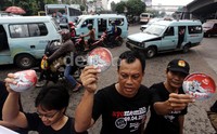 Stiker bertuliskan Ayo Memilih yang dibagikan itu berwarna merah dan putih.
