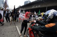 Stiker Ayo Memilih dibagikan kepada pengendara yang melintas.