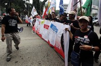 Petugas KPU juga membawa spanduk bergambar jenis kertas suara untuk setiap masing-masing caleg. Warna kuning untuk caleg DPR RI, merah caleg DPD RI, dan biru caleg DPRD DKI Jakarta.