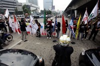 Dalam sosialisisi itu petugas KPU juga membawa bendera partai politik peserta Pemilu.