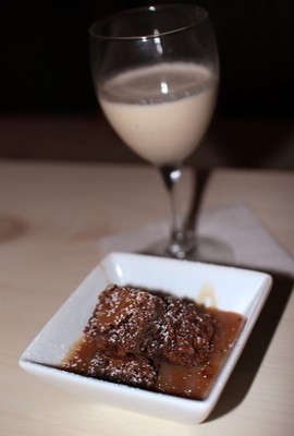 Ada Menu Penis Anjing Laut dan Dekorasi Kondom di Restoran Ini