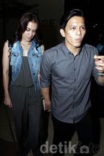 Ariel dan Sophia Mueller Mesra Gandengan Tangan