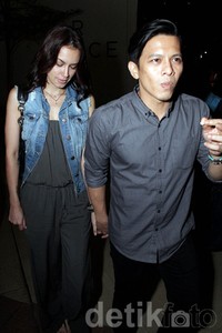 Ariel tak segan-segan menggandeng tangan Sophia di depan publik. Akew/detikHOT.