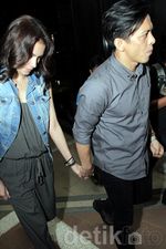 Ariel dan Sophia Mueller Mesra Gandengan Tangan