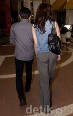 Ariel dan Sophia Mueller Mesra Gandengan Tangan