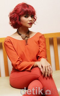 Ia menyentuh gaya serba merahnya dengan kalung coklat. Gus Mun/detikHOT.