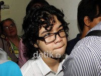 Dul mengenakan kacamata karena sedang menderita sakit mata.