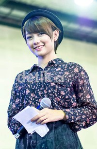 Yona tampil cantik dengan blus berbunga.