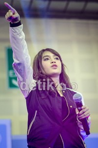 Nabilah tampak kasual mengenakan jaket.