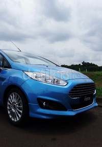 Di depan, grille trapesium yang kini menjadi ciri mobil Ford tampak siap menerkam. Sekilas pandang orang akan teringat pada grille sebuah Aston Martin.