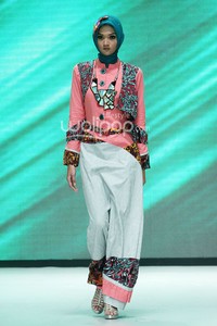 Tuneeca Dominatric. Fashion Parade Purity Transcendence. Indonesia Fashion Week 2014 at Jakarta Convention Center. Senayan. Jakarta. [Foto: Mohammad Abduh/Wolipop]