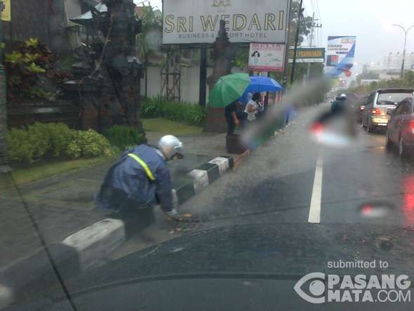 Tak Mau Mengeluh, Mereka yang Berani Turun ke Jalan di Kala Banjir