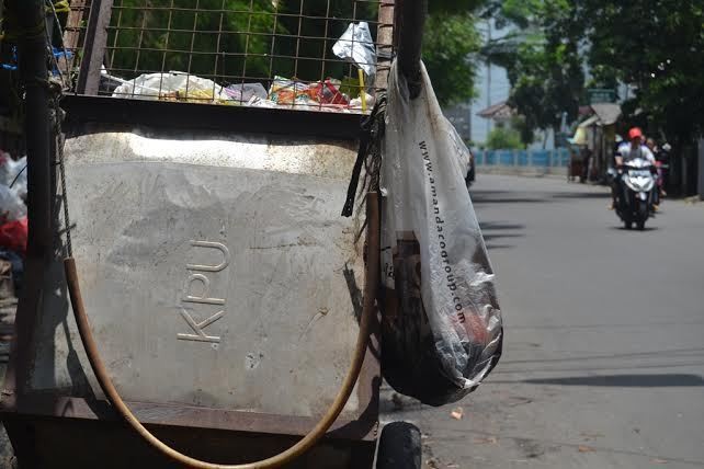 Duh! Kotak Suara di Tangsel Disulap Jadi Gerobak Sampah