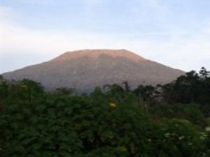 Gunung Marapi Keluarkan Abu Vulkanik, Radius 3 Km Harus Steril