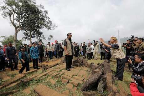 Penampakan SBY Saat Berdiri di Puncak Mahkota Keramat Gunung Padang