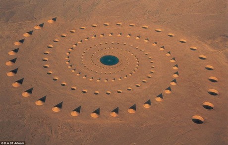 Karya Instalasi Disangka Pendaratan Pesawat Luar Angkasa