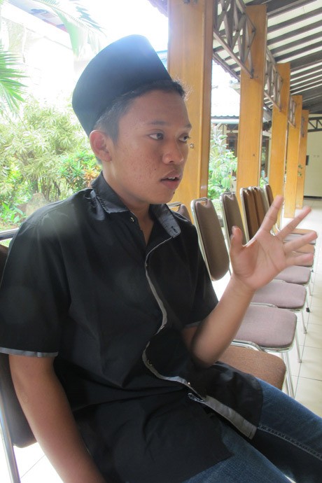 Seram! Seorang Santri Cirebon Kesurupan Saat Pembuatan Film Sasambat