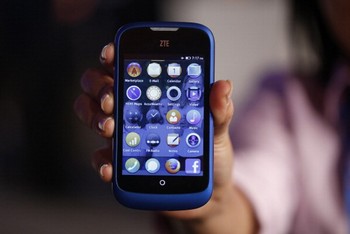 Ini adalah ZTE Open C yang spesifikasinya lebih baik dari Open II. Ia menyandang layar 4 inch resolusi 800 x 480 pixel. Ia memakai prosesor dual core Snapdragon 200. (kredit foto: getty images)
