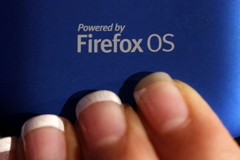     Tampak logo Firefox OS di bagian belakangnya. Dengan ponsel Firefox, ZTE yang kini agresif di pasar global berharap dapat meningkatkan pangsa pasarnya yang sudah lumayan bagus. (kredit foto: getty images)