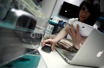 Mouse berdesain ramping ini dilengkapi dengan logitech easy switch yang memungkinkan pengguna terkoneksi dengan dua perangkat sekaligus tanpa memerlukan reciever.
