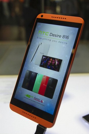 Ini adalah HTC Desire 816, ponsel kelas menengah dengan layar HD 5,5 inch 720x1280 pixel, prosesor Snapdragon 400 SoC 1,6GHz quad-core, RAM 1,5GB, internal storage 8GB, kamera belakang 13 megapixel dan kamera depan 5 megapixel. (kredit foto: getty iamges)