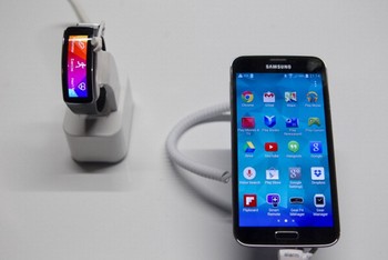 Galaxy S5 diperkenalkan Samsung dan diharapkan menuai sukses seperti para pendahulunya. (kredit foto: getty images)