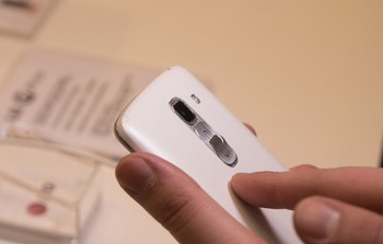 G Pro 2 memiliki bentang layar 5,9 inch Full HD, chipset Snapdragon 800 dengan prosesor 4 inti 2,26 GHz, dan kamera 13 MP. (kredit foto: androidauthority)