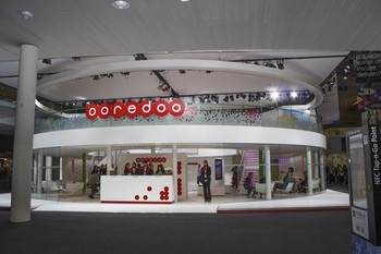 Booth operator Ooredoo -- yang dahulu bernama Qatar Telecomunication yang merupakan induk semang Indosat -- ini mengusung konsep ‘telanjang’ dengan lapisan kaca yang mengelilingi booth bulatnya. (kredit foto: ars technica).     