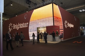 Brightstar tampil dengan booth yang tidak terlalu terang bersinar, karena kebalikan dengan arti nama mereknya, tempat pameran mereka justru redup cenderung temaram. (kredit foto: ars technica).