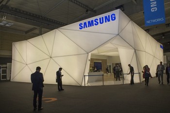 Ini booth milik Samsung. Dengan dana yang tak terbatas, mereka menyulap boothnya menjadi menarik dan futuristik. (kredit foto: ars technica).     