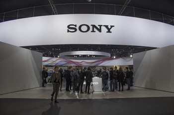 Bila merek lain tampil massif, lain halnya dengan Sony yang setia menggunakan konsep sama dari yang sudah-sudah. Oval dengan logo Sony di tengahnya. (kredit foto: ars technica).     
