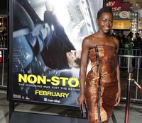 Melangkah di red carpet, Lupita Nyong'o sukses mencuri perhatian. REUTERS/Fred Prouser.