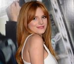 Hitam Putih Bella Thorne di Red Carpet