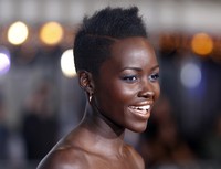 Gaya rambut mohawk menyelesaikan penampilannya. REUTERS/Fred Prouser.