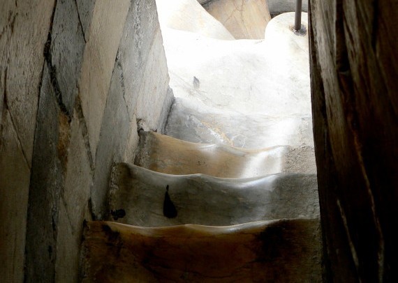 Rahasia Menara Pisa: Tangganya Bergelombang!