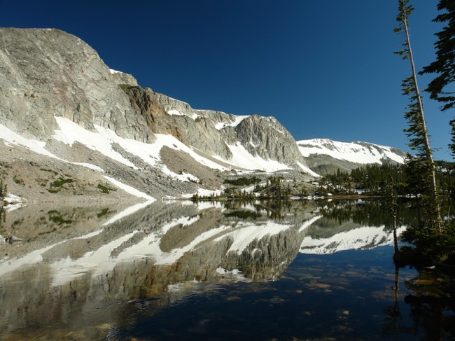 9 Danau di Dunia yang Jernih Bagaikan Cermin (1)