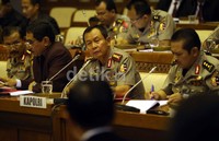     Kapolri Jenderal Sutarman terlihat mendengarkan Badan legislasi DPR terkait RUU Kepolisian.